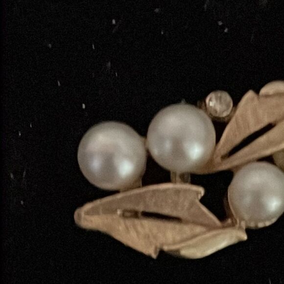 1” gold tone double leaf each with two simulated pearls/1 crystal charm/pendant - Picture 6 of 10